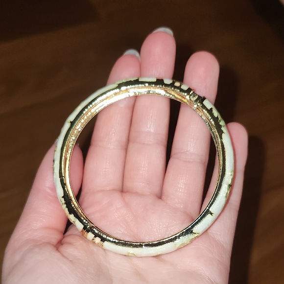 Elegant Gold and Cream Floral Bangle - Picture 3 of 4